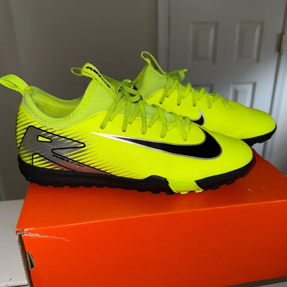 NIKE JUNIOR ZOOM MERCURIAL VAPOR 10 ACADEMY TF TURF SOCCER CLEATS - VOLT/BLACK